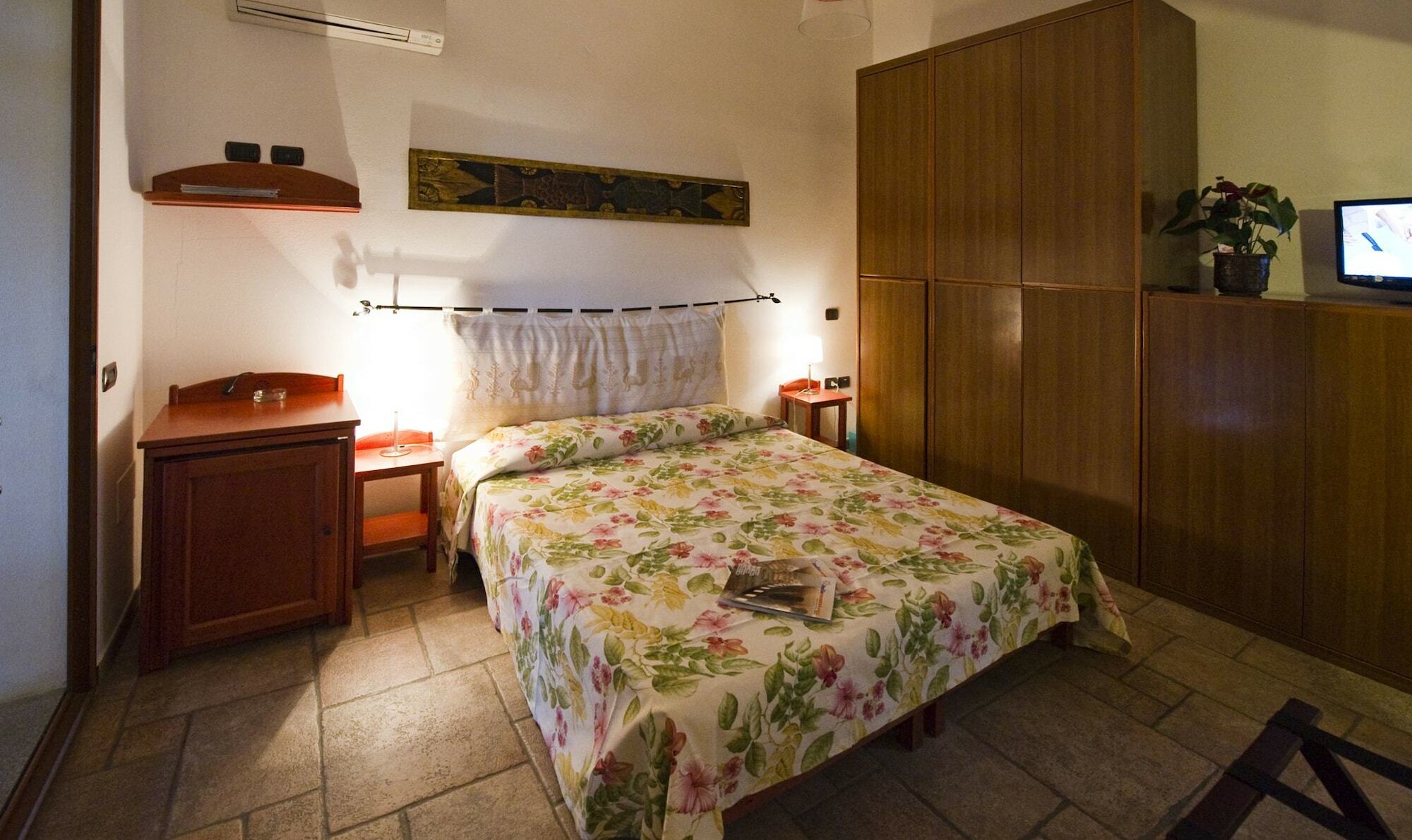 Villaggio Camping Spiaggia Del Riso วิลลัสซีมีอุส ภายนอก รูปภาพ